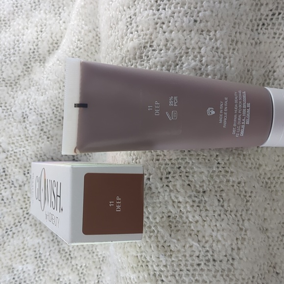 HUDA BEAUTY GloWish Multidew Tint Foundation in DEEP 11, 40ml/1.35fl oz - Picture 11 of 13